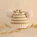 Detail der gestreiften Baby-Strickmütze mit zwei großen flauschigen Kunstfell-Pompons - Einheitsgröße (1-5 Jahre) / Khaki