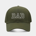 Detalle de gorra de algodón verde oliva con bordado DAD blanco y visera rígida - Contorno DAD / Verde Militar
