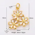 Pendentif marguerite en triple motif floral avec émail blanc et finition dorée élégante - Style K / Or