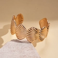 Bracciale rigido aperto dorato con dettagli realistici a forma di conchiglia marina - Stile Aperto Circondato da Capesante / Oro
