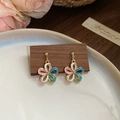 Boucles d'oreilles fleuries multicolores avec base dorée sur un support en bois chic - Clous d'oreilles pendentif fleur ajourée émaillée avec tige en argent