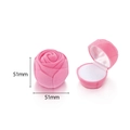 Nahaufnahme der rosa Rosen-Schmuckschatulle aus Samt mit 51mm Maßen und weißem Futter - 51*51*51mm / Rose Pfirsichrosa (Kein Blatt)