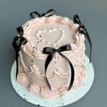 Gâteau rose style ballet avec cœur en perles, nœuds noirs et touches d'encre - Noir Grand (4 pcs)