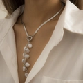 Elegante collana a maglia piatta d'argento con perle barocche indossata da modella - Argento