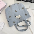 Lichtblauwe corduroy draagtas met beer- en hartprint op een bureau met laptop - Lichtblauw