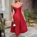 Elegante rode satijnen slipdress met getailleerde taille en open rug in een tuinsetting - S / Rood