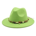Détail d'un chapeau fedora vert néon avec corde tressée, perles colorées et pendentif - Vert fruit