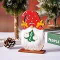 Détail du gnome de Noël en bois avec chapeau à pois et barbe blanche en peluche douce - Chapeau rouge à pois/Tenant un sapin de Noël / Style Chapeau Rouge