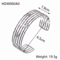 Dettaglio del bracciale rigido in acciaio argento con farfalla e design a strati - Stile Decorativo con Farfalla (HZ48060A0) / Argento