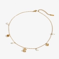 Collar dorado con perlas delicadas y colgantes de rosa, cereza y corazón sobre blanco - Dorado (KD1621)