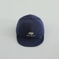 Detail der dunkelblauen Baby-Baseballkappe mit grauer Elefantenstickerei und Baumwollstoff - 50cm 1-3 Jahre / Marineblau