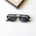 Détail de lunettes de soleil carrées noires avec double pont et verres polarisés foncés - Adulte / Noir