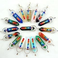 Detailopname van zeshoekige kristallen hangers met 7 gekleurde chakra-steentjes decor - Lavasteen