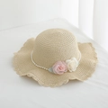 Detalle de sombrero de paja beige con textura tejida, cadena de perlas y flores de tela - Sombrero Individual Beige