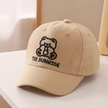 Detalle del bordado de oso y el texto Till SUNRISE en la gorra de algodón para niños - Caqui