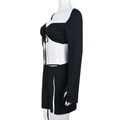 Detailansicht von schwarzem Zweiteiler mit langärmeligem Crop-Top und Minirock mit Seitenschlitz - L / Schwarz