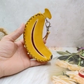 Porte-monnaie banane en cuir jaune fait main avec fermoir argenté et coutures marron - Banane