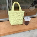 Detalle de bolso acolchado amarillo con bordado floral y asas acolchadas - Amarillo