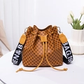 Borsa a secchiello marrone con motivi geometrici e tracolla a contrasto HEN&B - Giallo