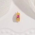 Vista dettagliata del ciondolo in argento S925 dorato filigranato con gemma rosa rossa - Strass Rosa Rosso / Oro