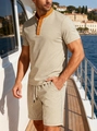 Dettaglio polo beige da uomo con colletto arancione sul ponte di uno yacht di lusso - S / Cachi