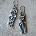 Boucles d'oreilles bohèmes en argent avec texture martelée et incrustations de gemmes rouges - Pierre Rouge Martelée Rectangulaire Argent Oxydé