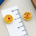 Perle di loto dorate con gemme rosse per bracciali fai-da-te mostrate con scala - Distanziatore fiore tondo traforato a doppia faccia rosso blu 10x10mm