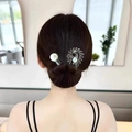 Élégante épingle à cheveux argentée avec perle et peigne paon en strass dans un chignon - Petit Paon Noir Fusil