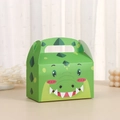 Détail de la boîte cadeau verte en papier avec motif crocodile et poignée de transport - Crocodile