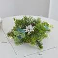 Mini-Weihnachtsbaum mit Kunstschnee, Zapfen und weißer Blüte im weißen Topf - Weißer Blumentopf-Stil