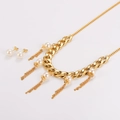 Dettaglio della collana a catena dorata in acciaio inossidabile con perle e orecchini abbinati - Oro