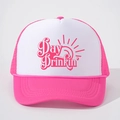 Rosa-weiße Retro Trucker-Kappe mit Day Drinkin' Grafikdruck und Mesh-Rückseite Design - Weiß und Rosenrot