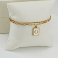 Pulsera de doble capa dorada con colgante rectangular de concha y letra O - Letra O