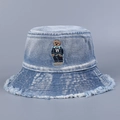 Detail eines bestickten Bären auf einem Fischerhut aus Denim mit gefranster Krempe - M (56-58cm) / Hellblau