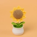 Handgehäkelte Sonnenblume im weißen Keramiktopf mit gelben Blättern und brauner Mitte - Spitz-Sonnenblumen-Topfpflanze (5 Lagen) - 10 Blütenblätter
