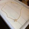 Elegante goudkleurige ketting met H-hanger, witte inleg en fonkelende kristallen details - Gouden Parelmoer Letter H (25#)