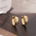 Pendientes de aro de serpiente dorados con circonitas verdes y texturas de escamas - Dorado