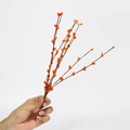 Künstliche orangefarbene Beerenstiele für Weihnachts- und Erntedankdekoration in der Hand gehalten - 30cm Orangefarbene Beere Zweig