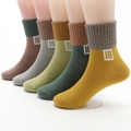5er-Pack Jungen Baumwollsocken in Braun, Grün und Gelb mit Stickerei der Nummer 18 - 3-5 Jahre (13-15cm) / Nummer 18 Set