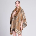 Capa poncho a cuadros marrones con cuello de piel sintética y detalles de pompones con flecos - Cuadros Camel