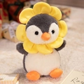 Süßer Plüschpinguin mit gelbem Sonnenblumenkragen auf weichem Teppichhintergrund - Sonnenblumen-Pinguin / 25cm