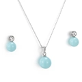 Conjunto de joyas plateadas con perlas azul cielo y cristales sobre fondo blanco limpio - Estilo de Perla Azul Cielo (KS132775-Z)