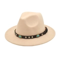 Fedora beige avec perles turquoise et clous argentés sur ruban de cuir brun - Poche zippée