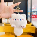 Simpatico portachiavi a forma di gatto bianco in peluche con dettagli rosa e gancio - Stile Sonoro / Bianco