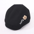 Dettaglio del berretto nero per bambini con ricamo Lucky e icona di piccolo orso - Bambini 2-6 Anni / Nero