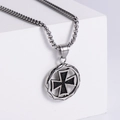Collana con croce in acciaio inossidabile minimalista su espositore in stile industriale - Argento (Con Catena)