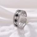 Anello aperto vintage in acciaio al titanio argento antico con quattro gemme nere - Aperto Regolabile / Argento Antico con Nero