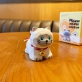 Handgemaakte hars kattenbeeldje in wit en grijs met een gouden bel en rood decoratief koord - Meow Meow Church Houtsnijwerk - Siamese Kat