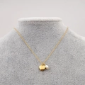 Collana con ciondolo a cuore dorato e perla su una sottile catena in acciaio inossidabile - Stile Cuore e Perla