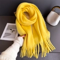 Détail de l'écharpe en mohair jaune montrant la texture douce et les longues franges - Jaune Citron / 240x38cm